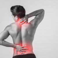 Nackenziehen und Rückenschmerz